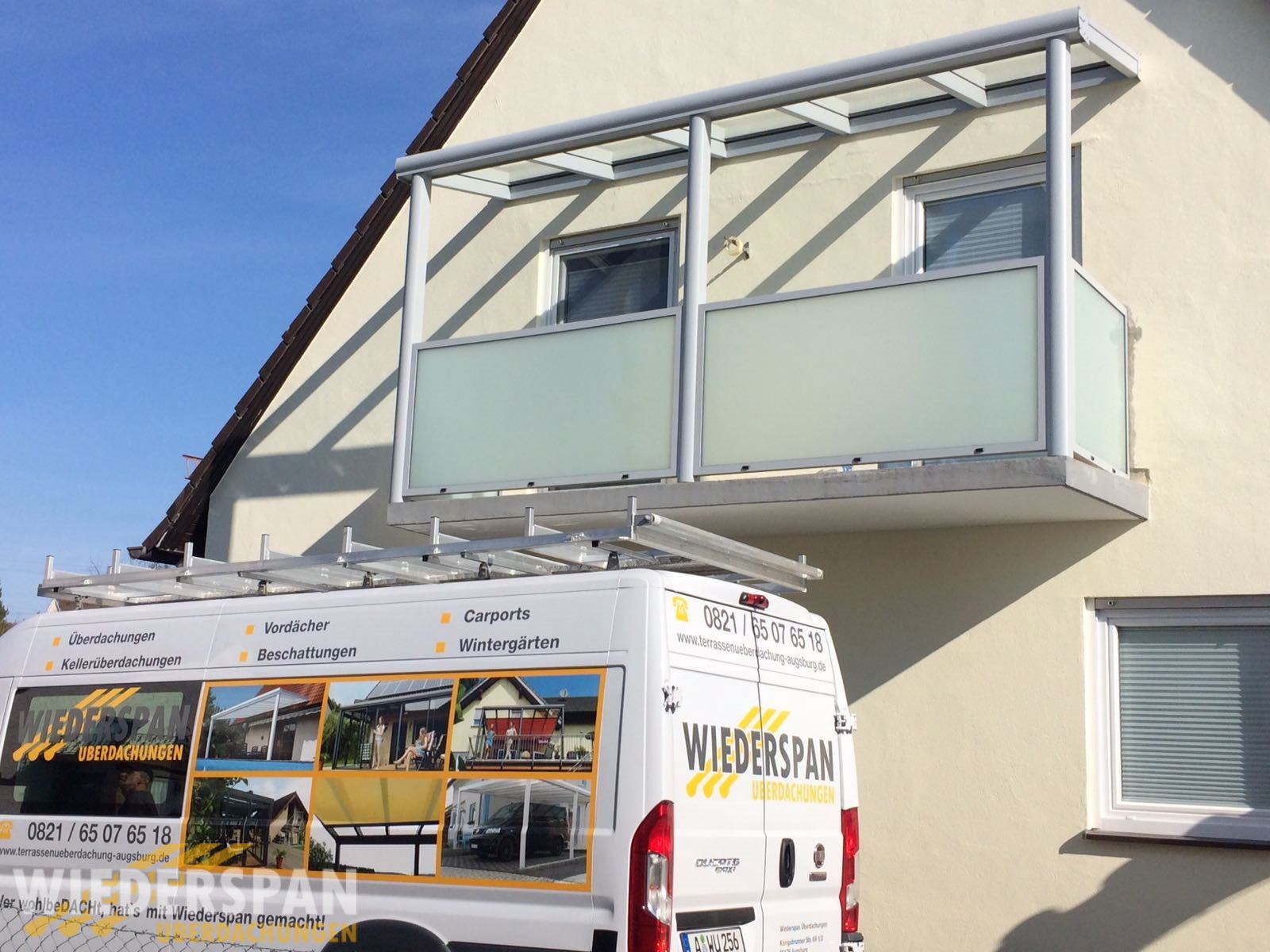 Balkonüberdachung WD180 und Geländer mit Sicherheitsglas matt, Augsburg